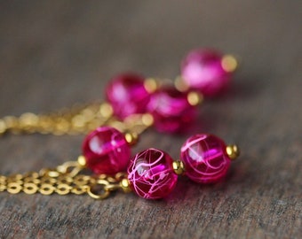 Lange felroze oorbellen Gouden ketting oorbellen Fel roze glazen oorbellen Bungelen kralen oorbellen Zomer oorbellen Party Fuchsia roze oorbellen