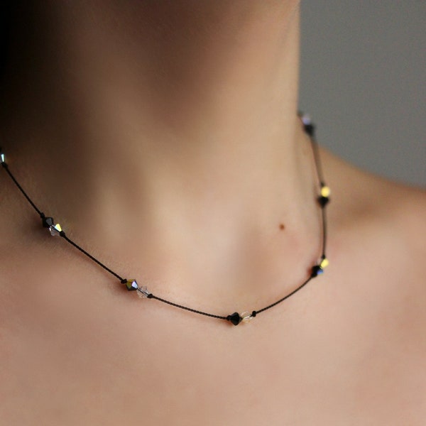 Zierliche Seidenfaden Halskette mit kleinen Kristallperlen Kurze Minimalist Halskette Zarte Jeden Tag Halskette Schwarz Weiß Kristall Perlen Halskette