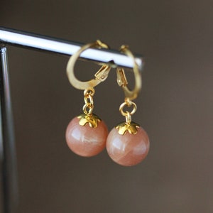 Natural Peach Moonstone Earrings Short Small Dangle Earrings Delicate Gemstone Earrings Elegant Everyday Sunstone Crystal Rosa Beige Earring