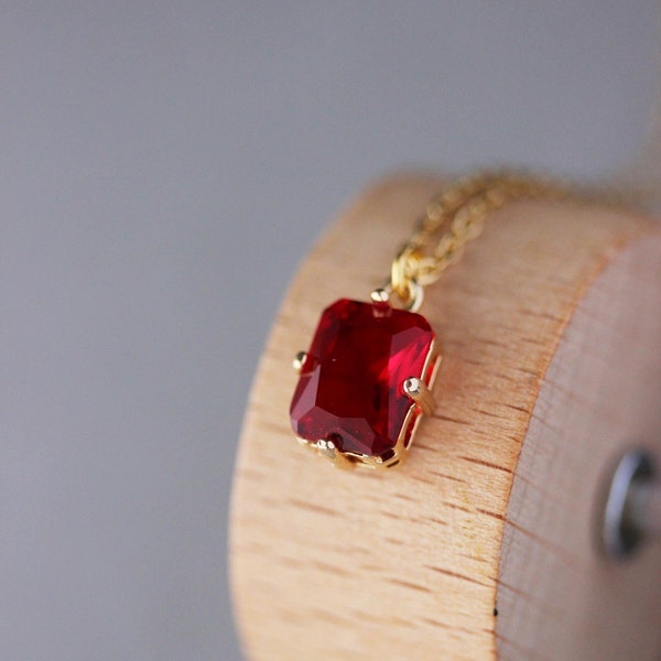 Pendentif en cristal rectangulaire rouge élégant minimaliste petit pendentif collier court collier en or rouge pendentif en cristal rouge géométrique tendance