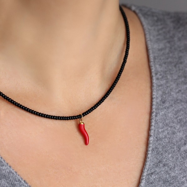 Ras de cou perles de rocaille noires avec pendentif corne italienne rouge Pendentif piment rouge