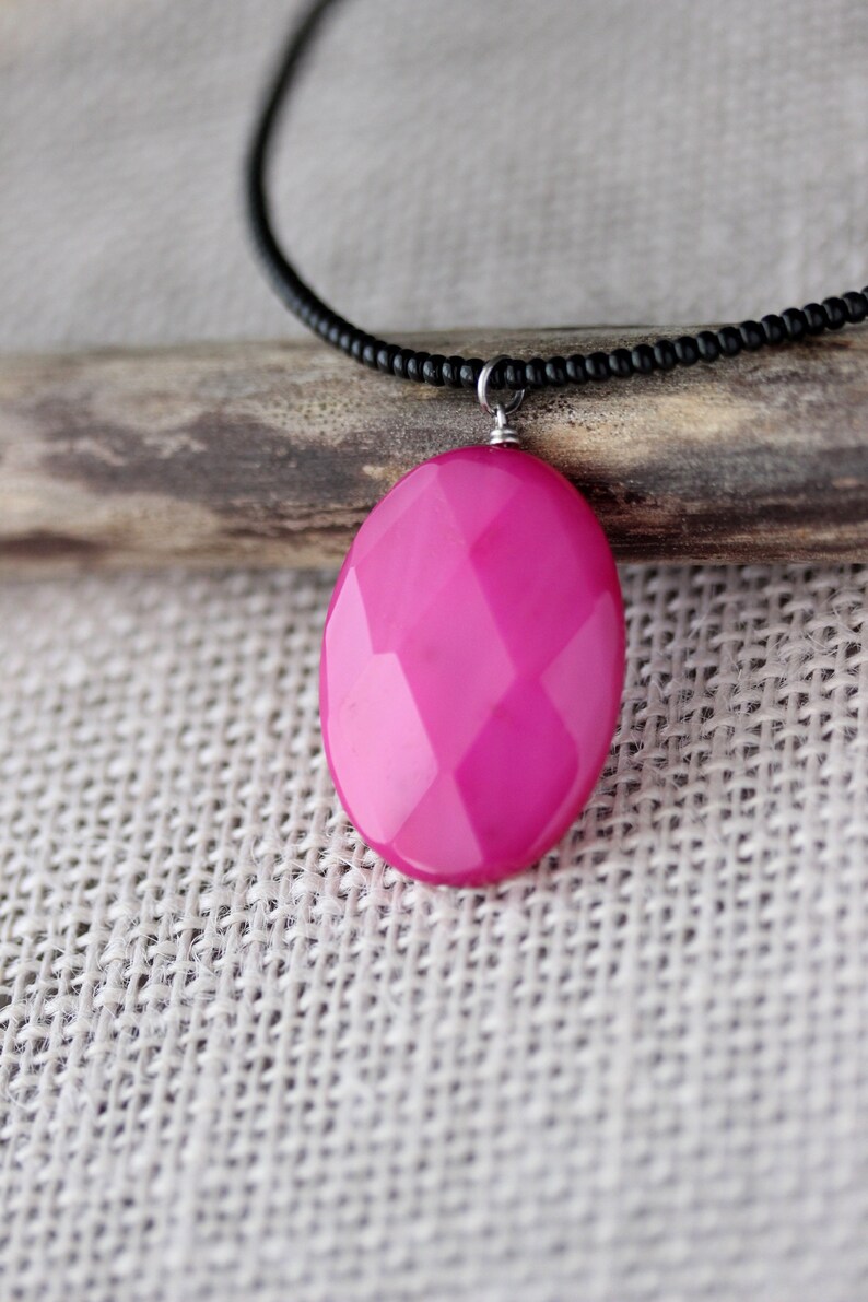 Hot Pink Dyed Agate Stone Pendant Bright Pink Stone Pendant Unique black Pink Necklace Short Seed Beads Necklace Big Pink Oval Stone Pendant image 2