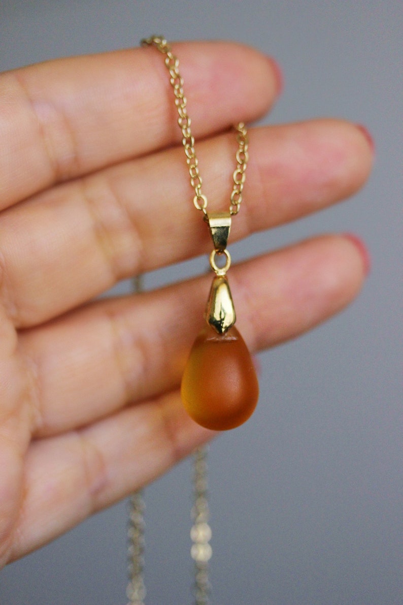 Pendentif goutte de verre mat jaune Collier de chaîne minimaliste de ton or avec pendentif goutte de verre Collier de goutte tendance Collier de tous les jours simple image 2