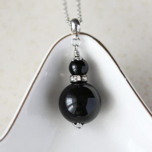 Colgante de piedra de ónix negro Colgante de piedra con dos esferas de cuentas Collar minimalista para uso diario Collar largo de plata negra Joyas de ónix negro de moda