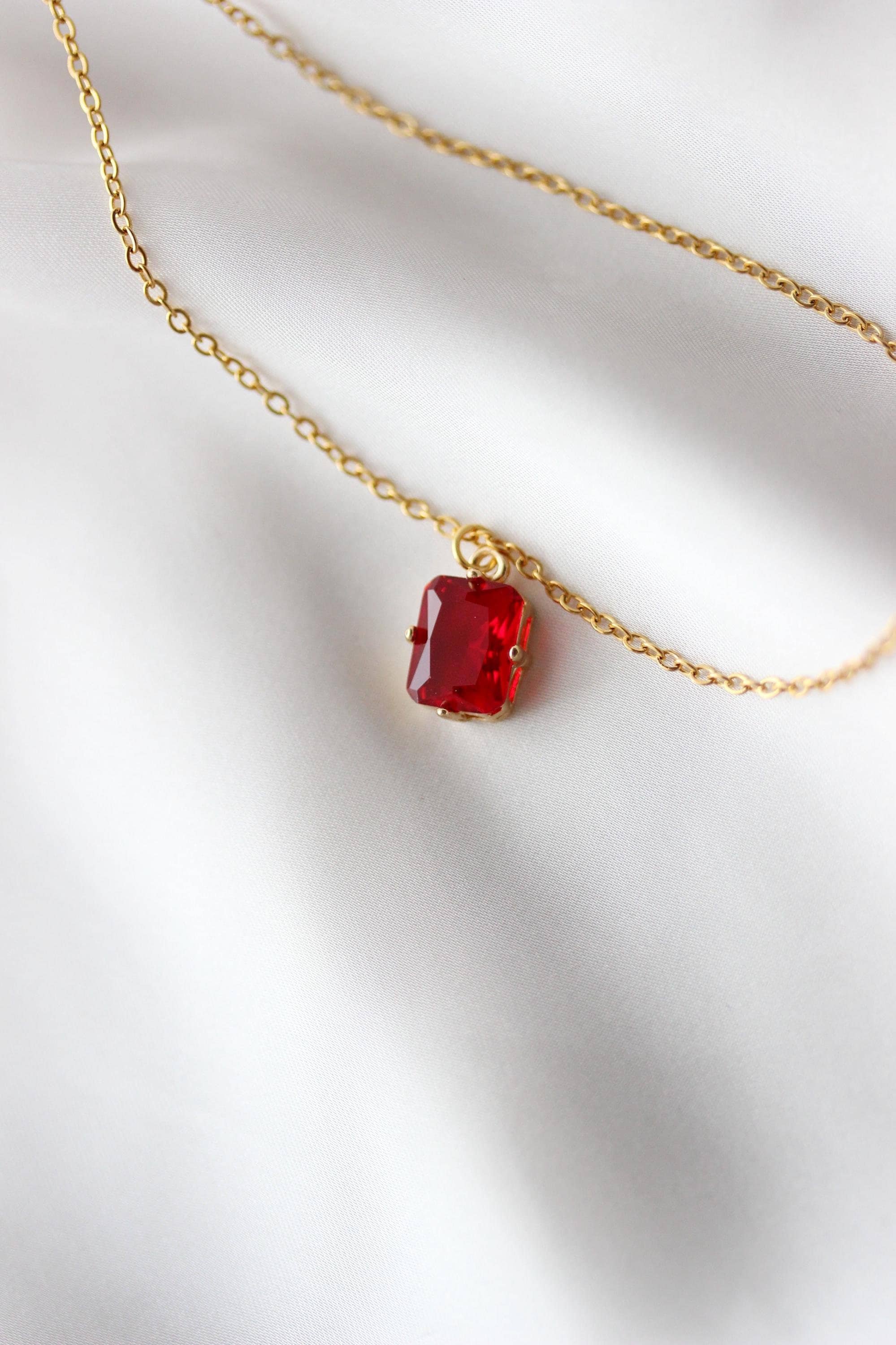 数量は多 Red Rectangular Crystal Pendant Elegant Minimalist Small ネックレス・ペンダント