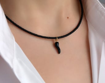 Collier ras de cou minimaliste en perles de rocaille noires, pendentif corne italienne noire, pendentif piment rouge, collier fin cornicello porte-bonheur, fin