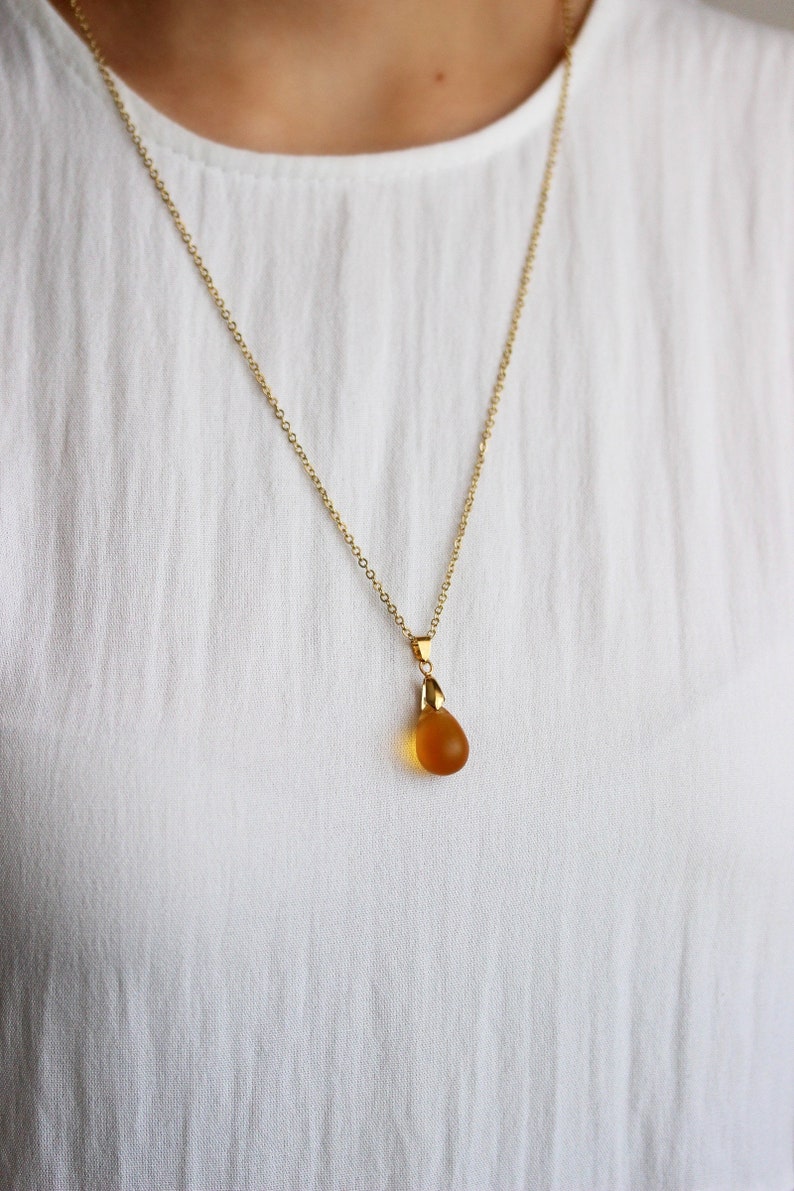 Pendentif goutte de verre mat jaune Collier de chaîne minimaliste de ton or avec pendentif goutte de verre Collier de goutte tendance Collier de tous les jours simple image 3