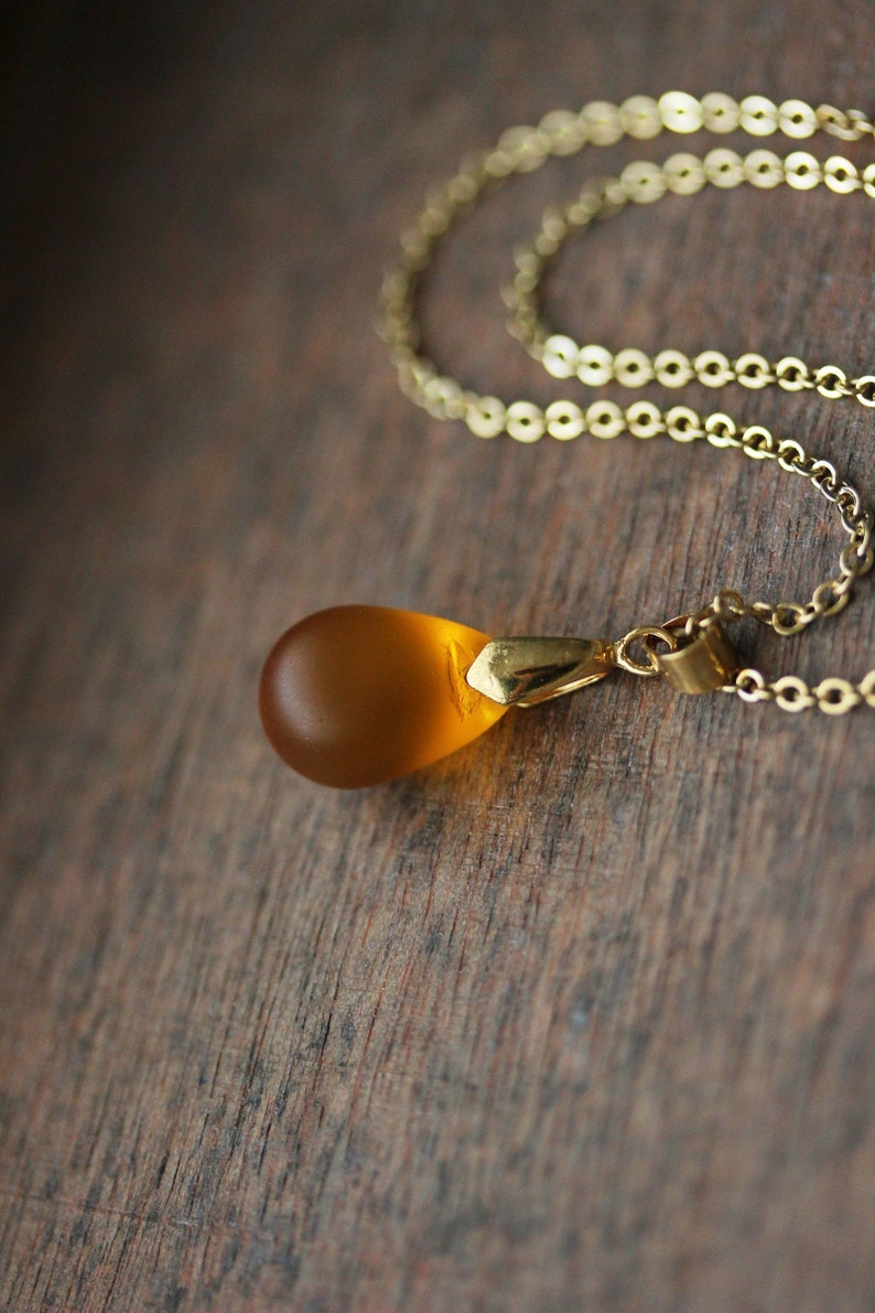 Pendentif goutte de verre mat jaune Collier de chaîne minimaliste de ton or avec pendentif goutte de verre Collier de goutte tendance Collier de tous les jours simple image 4