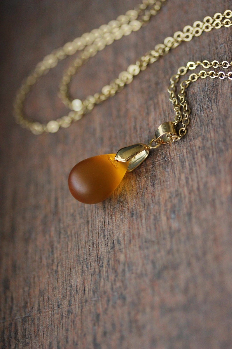 Pendentif goutte de verre mat jaune Collier de chaîne minimaliste de ton or avec pendentif goutte de verre Collier de goutte tendance Collier de tous les jours simple image 5