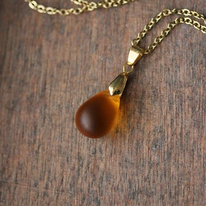 Pendentif goutte de verre mat jaune Collier de chaîne minimaliste de ton or avec pendentif goutte de verre Collier de goutte tendance Collier de tous les jours simple image 6