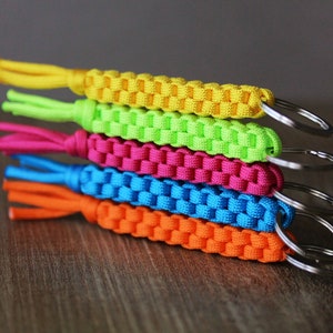 Llavero con cordón de paracord trenzado brillante, llavero con cordón, accesorio EDC paracord hecho a mano, llavero de cuerda unisex, llavero anudado hecho a mano, regalo
