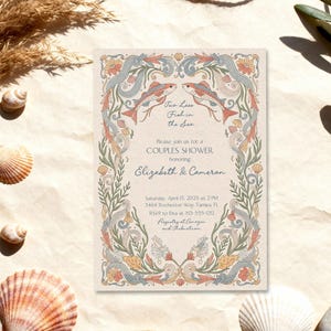 Può includere: Un invito beige per un baby shower di coppia con un bordo decorativo di pesci, alghe ed elementi floreali in corallo, blu e verde. Il testo recita "Two Less Fish in the Sea" e invita gli ospiti a celebrare Elizabeth & Cameron.