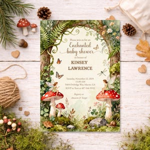 Könnte beinhalten: Eine rechteckige Einladungskarte für eine Babyparty mit einer Aquarell-Waldszene, zwei Feen auf rot-weiß gepunkteten Pilzen, Schmetterlingen, Farnen und dem Text: Please join us for an Enchanted baby shower in honor of KINSEY LAWRENCE.