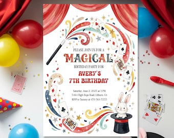 Könnte beinhalten: Eine Geburtstagseinladung mit magischem Thema. Die Einladung zeigt einen Zauberstab, Spielkarten und ein Kaninchen in einem Zylinder. Der Text lautet "MAGICAL BIRTHDAY PARTY FOR AVERY'S 7TH BIRTHDAY". Rote, gelbe und blaue Luftballons sind im Hintergrund.