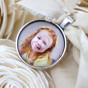 Custom Bouquet Charm - Wedding Photo Gift - Photo Bouquet Charm - Bride Bouquet Charm - Antique Silver Bouquet Charm - 25 mm / 1 in Circle