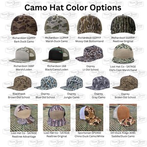 Puede incluir: Una selecci&oacute;n de gorras de camuflaje en varios patrones y estilos. Las gorras est&aacute;n dispuestas en filas y etiquetadas con sus nombres y patrones de camuflaje, como Bark Duck Camo, Marsh Duck Camo, Mossy Oak Bottomland, Realtree Original, y m&aacute;s.