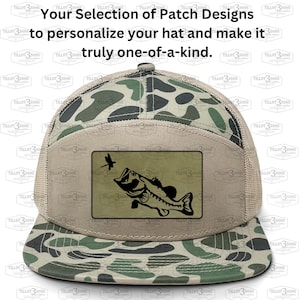 Puede incluir: Una gorra de camionero de camuflaje con un parche de un pez perca saltando fuera del agua con una lib&eacute;lula encima. El parche est&aacute; sobre un fondo caqui.