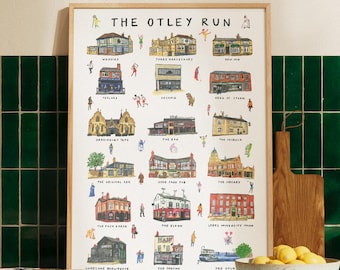 Può includere: Una stampa artistica incorniciata intitolata The Otley Run, che presenta una griglia di illustrazioni colorate disegnate a mano di vari pub ed edifici di Leeds. La stampa include etichette per ogni luogo, come Woodies, The Library e The Fenton, intervallate da piccole figure stravaganti di persone in varie pose su uno sfondo bianco.