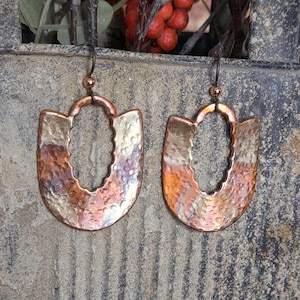 Flame Painted Copper Earrings: Hammered Niobium Earwires 画像 3
