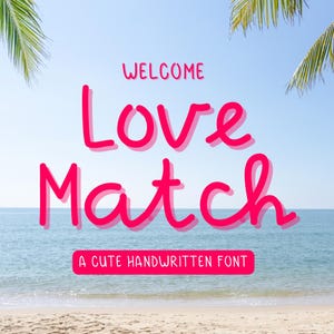 Könnte beinhalten: Eine Strandszene mit den Worten "WELCOME Love Match" in leuchtend rosa, handschriftlicher Schrift. Der Text "A CUTE HANDWRITTEN FONT" steht darunter. Palmenwedel rahmen die oberen Ecken ein, mit dem Ozean und dem Himmel im Hintergrund.