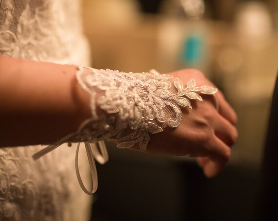 Bridal Gloves, Lace Gloves, Ivory Lace gloves, Fingerless Gloves, Ivory wedding, cuffs, wedding cuffs, bride, bridal gloves, Bridal cuffs