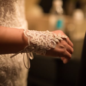 Bridal Gloves, Lace Gloves, Ivory Lace gloves, Fingerless Gloves, Ivory wedding, cuffs, wedding cuffs, bride, bridal gloves, Bridal cuffs