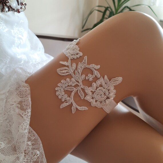 ivory silvery bridal garter, wedding garter, floral garter, ivory garter, modern garter, bridetobe, lace garter, garter
