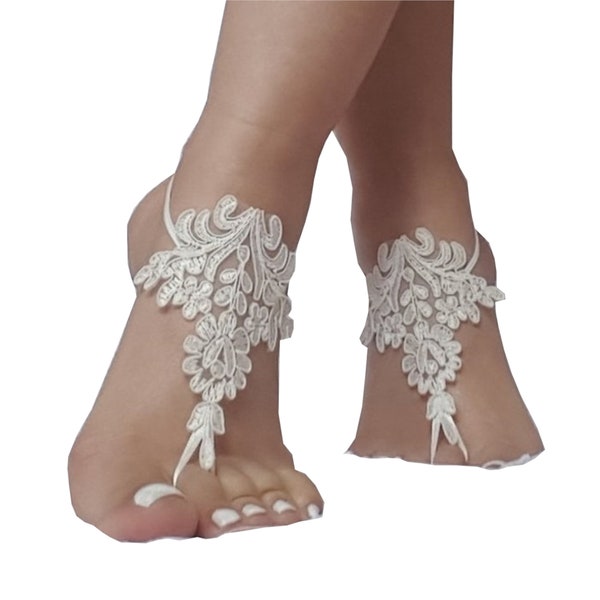 Sandalias descalzas de encaje: Joyas para los pies de novia para bodas en la playa