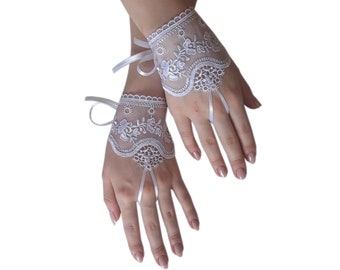 Short White Bridal Gloves – A Touch of Timeless Grace