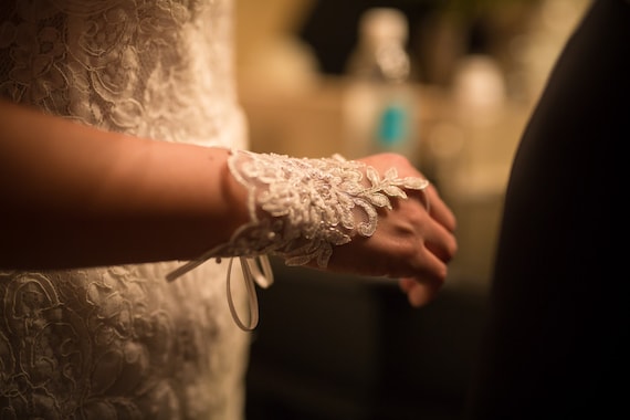 Bridal Gloves, Lace Gloves, Ivory Lace gloves, Fingerless Gloves, Ivory wedding, cuffs, wedding cuffs, bride, bridal gloves, Bridal cuffs