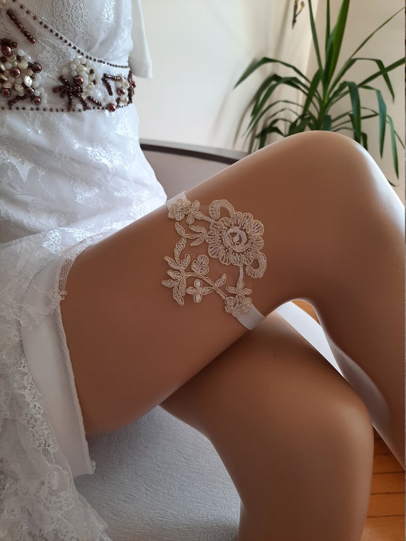 Ivory Gold Bridal Garter Belt, Wedding Garter, Bridal Garter, Ivory Garter,  Gold Wedding Accessory, Minimal Wedding, Minimalist Garter 