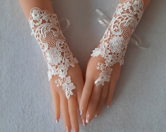 Ivory lace Wedding gloves bridal glove Venice lace bridal accessories lace wrist cuff gauntlet guantes lace  beach wedding clasic wedding