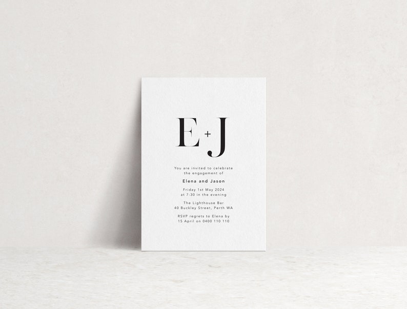 K&ouml;nnte beinhalten: Eine wei&szlig;e Einladungskarte mit schwarzem Text. Die Karte zeigt die Initialen "E + J" oben, gefolgt von Veranstaltungsdetails: Elena und Jasons Verlobung, Datum, Uhrzeit, Ort und RSVP-Informationen. Das Design ist minimalistisch und elegant.