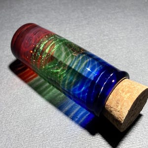 Frasco de vidrio soplado / Frasco de vidrio artístico de bolsillo / Frasco hermético con corcho / Degradado de caña completa iridiscente / Arcoíris / Rojo / Verde / Azul / JappeGlass