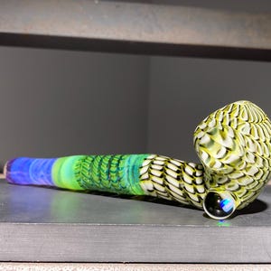 Pipa in vetro Sherlock grande Neon Fade: accenti opalini, bianco e nero, lavorazione a canna, JappeGlass
