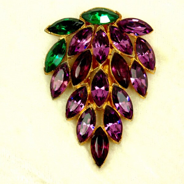 Rhinestone Grape Cluster Dress Clip / Fur Clip, Vintage Purple, Green Glass Rhinestones, Gold Tone