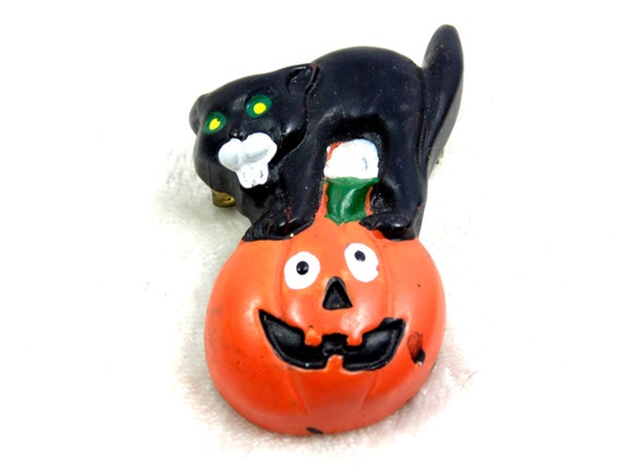 Halloween Pin / Brooch, Black Cat on Jack O' Lant… - image 1