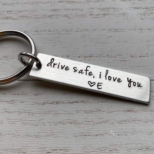 Drive Safe Je t'aime Porte-clés de voyage personnalisable en aluminium estampé à la main Meilleur ami Petit ami Petite amie Infirmière Saint-Valentin
