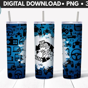Könnte beinhalten: Drei blau-weiße isolierte Becher mit Gaming-Motiv. Die Becher zeigen ein sich wiederholendes Muster von Gaming-Symbolen und die Worte "Eat, Game, Sleep" mit einem Pizzastück und einem Gamecontroller-Grafik.