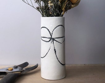 String Bow Vase. Keramikvase wie Papier mit Schnur umwickelt. Für Blumen vom Blumenmarkt.