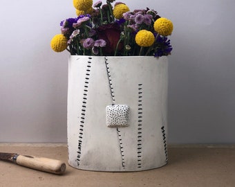 Urban Packet Vase. 15,5 cm hohe und 15 cm breite handgefertigte Keramikvase. Ein Platz Für Blumen.