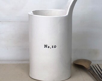 Nummerierter Ausgießer. Nr. 10 Keramik-Milchkännchen. Ausgießer aus weißer Keramik Nummer 10. Handgefertigt.