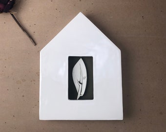Blatt. Handgefertigtes Keramikblatt in handgefertigtem Keramikrahmen. In Form Eines Hauses. Keramik Wandkunst.