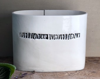 Textur-Text-Vase. 8 3/4 "breite Keramikvase. Mit Textur anstelle von Text.