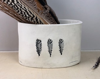 Feder Vase. Runde Keramikvase mit drei Federn. Ein Vogel-Liebhaber-Platz für Blumen. Handgetöpfert aus wiederverwertetem Ton.