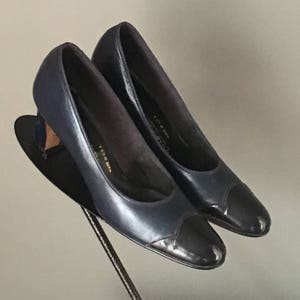 Gorg Vtg 60s Naturalizer Navy Blue Wing Tip Chunky Heel Pump Shoe 8 N AAA Mint Condition
