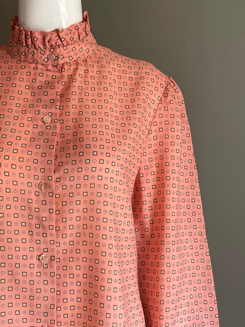 Vtg 70s Indie Print John Meyer Label Ruffle Victorian Neckline Ruffle Cuffs Top Blouse Rare 14 L Size Mint Hippy Buttons Up Salmon Peachy