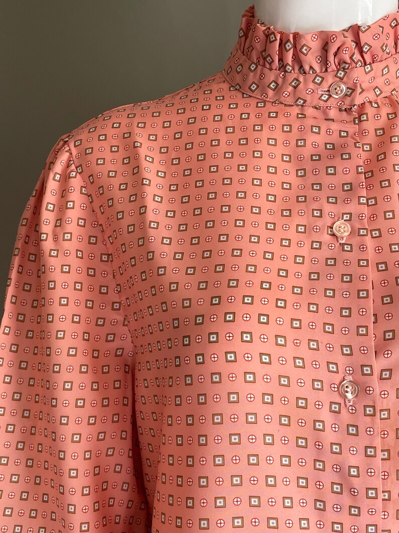 Vtg 70s Indie Print John Meyer Label Ruffle Victorian Neckline Ruffle Cuffs Top Blouse Rare 14 L Size Mint Hippy Buttons Up Salmon Peachy