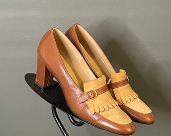 Vtg 60s Caramel Brown Suede Leather Fringe Contrast Chunky Heel Pump Shoe 7.5 AA Excellent Condition Adores