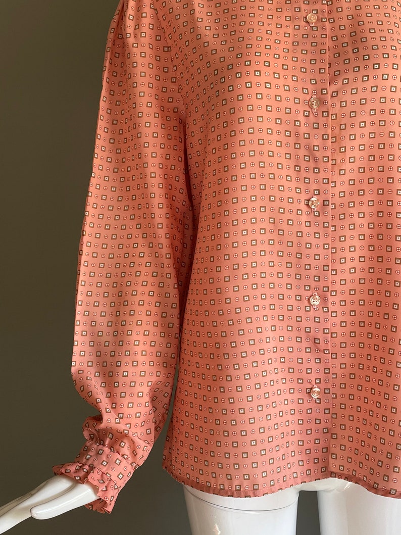 Vtg 70s Indie Print John Meyer Label Ruffle Victorian Neckline Ruffle Cuffs Top Blouse Rare 14 L Size Mint Hippy Buttons Up Salmon Peachy